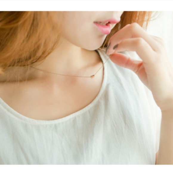 Golden tone minimalistic heart necklace - Picture 3 of 3