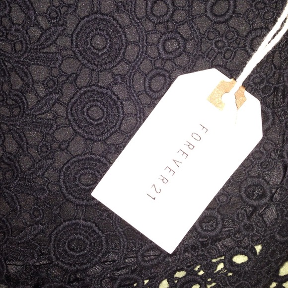 ✨SOLD✨ XXI Forever 21 Black Crochet Shorts - Picture 3 of 4