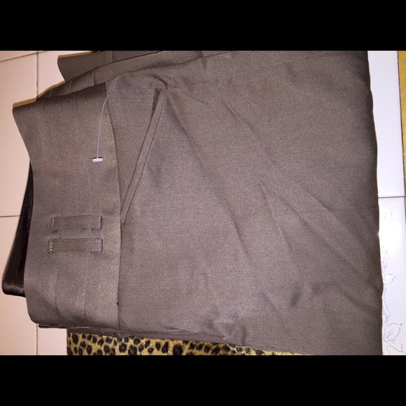 HP🎉 Knee length pants - Picture 2 of 2