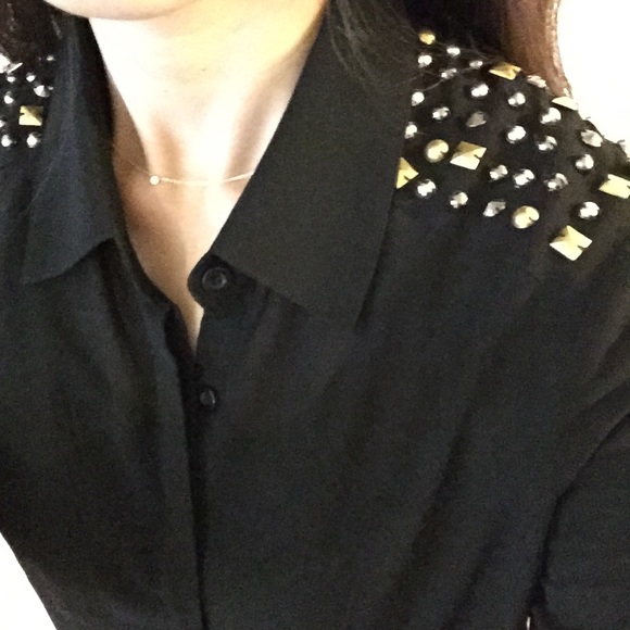 Embellished shoulder shirt blouse, black