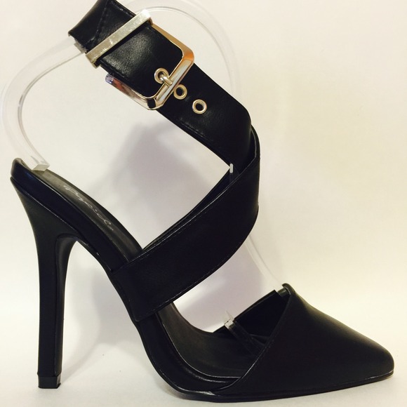 SEXY BLACK POINTY STILETTOS