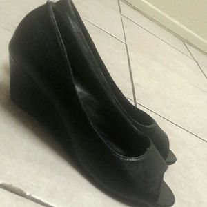 Black wedges