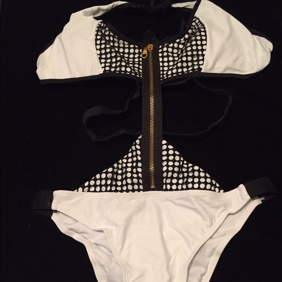 ๐๐One piece swimsuit ๐Medium 3 Left - Picture 3 of 4