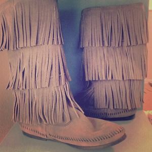 Brand New Minnetonka 3 Layer Fringe Boots in gray.