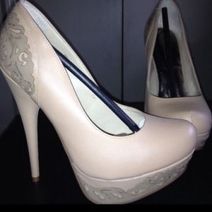 NEW WITHOUT TAGS BEIGE PUMPS