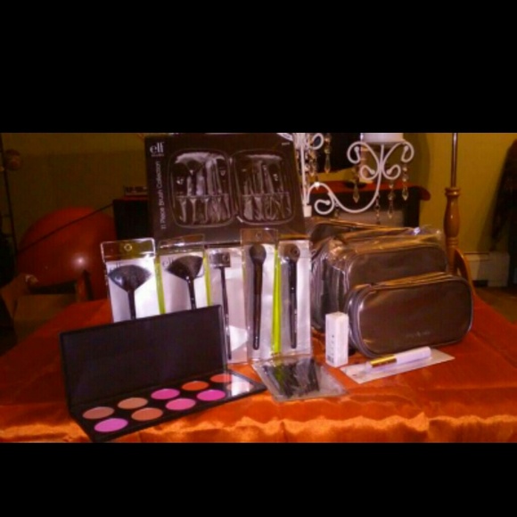 An awesome deal! Bundle of make up brushes/ bags