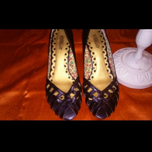 Seychelles cute open toed kitten heals