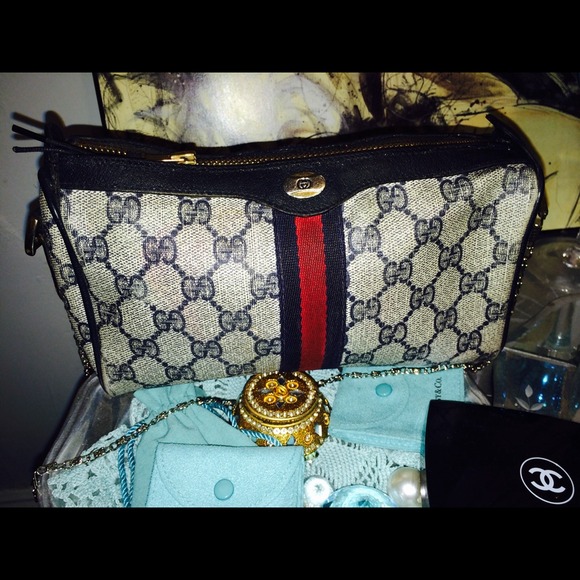 Vintage Authentic Gucci silvercross body chain