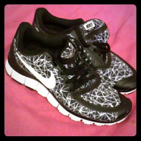 brand new nike free runs never worn.