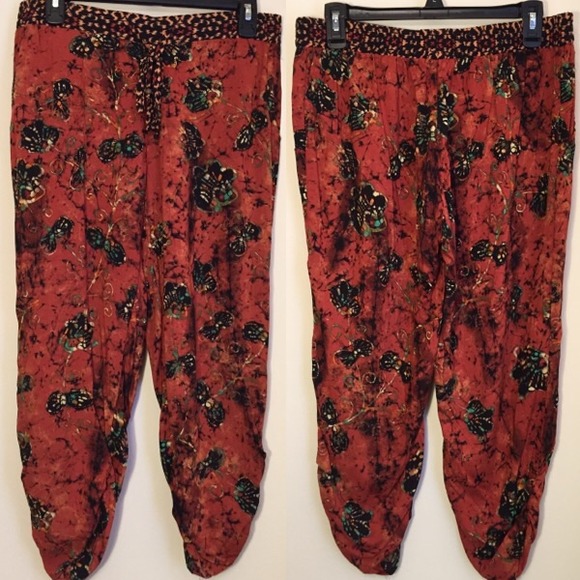 American Rag Pants - Beautiful Print Capri Joggers 😻