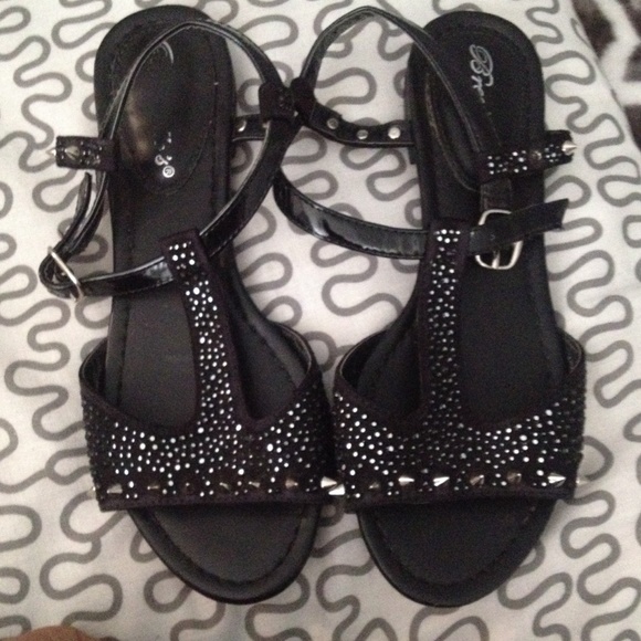 Black sandals 🌻