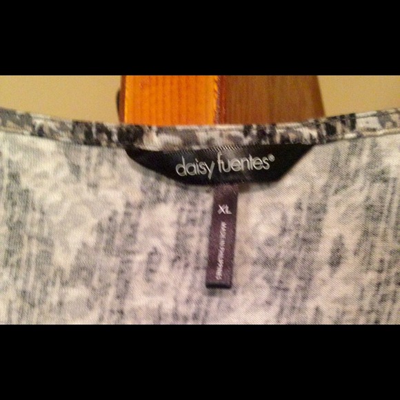 Xl Daisy Fuentes cap sleeve top. - Picture 3 of 4