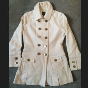 Express whit coat with gold buttons