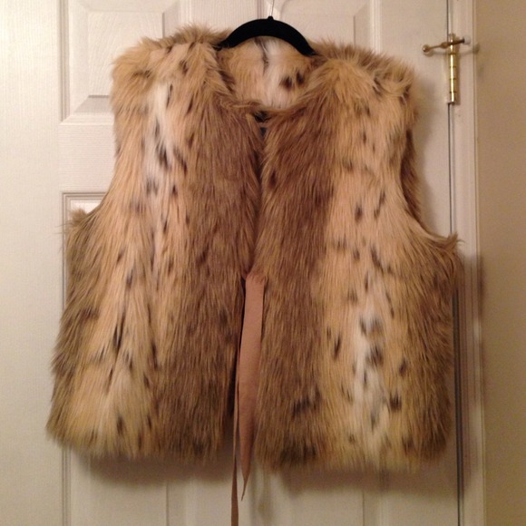 Beautiful brand new Nine West faux fur vest XL