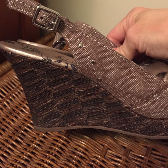 Sz 7.5 BKE Sole Groovy Bronze sling back wedges - Picture 2 of 4