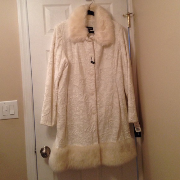 Gorgeous white fur collared coat BNWT! Xlarge
