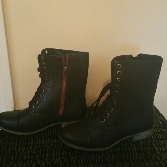 💲SOLD 💲NVR BEEN WORN BOOTS!!**