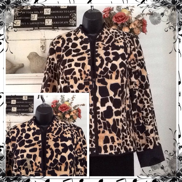 Maggy London Jackets & Blazers - 💥Flash Sale💥 Fabulous "Catch An Animal" Jacket!