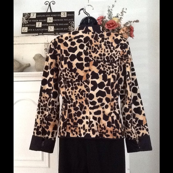 💥Flash Sale💥 Fabulous "Catch An Animal" Jacket! - Picture 2 of 3