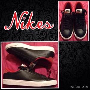 Nike leather tennis shoes