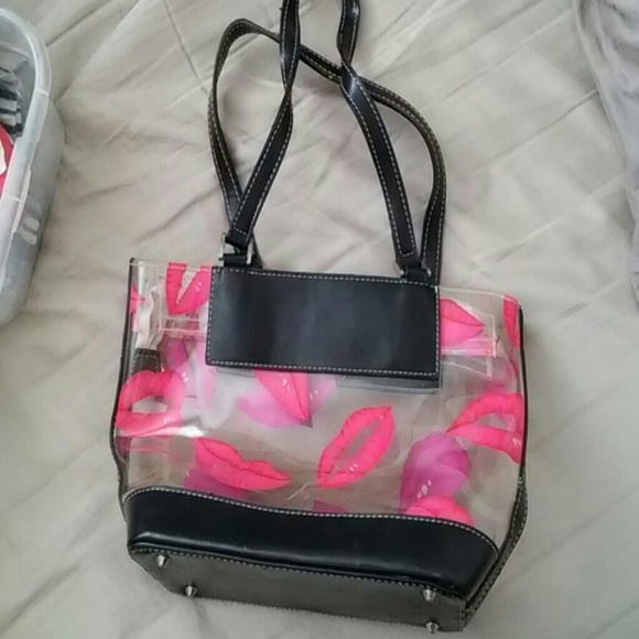 Lips purse
