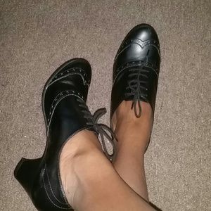 Wingtipped heeled shoe