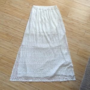 Never been worn hollister cream skirt with a slit