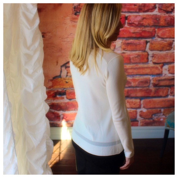 🇺🇸 Ivory mesh detail knit top - Picture 2 of 2