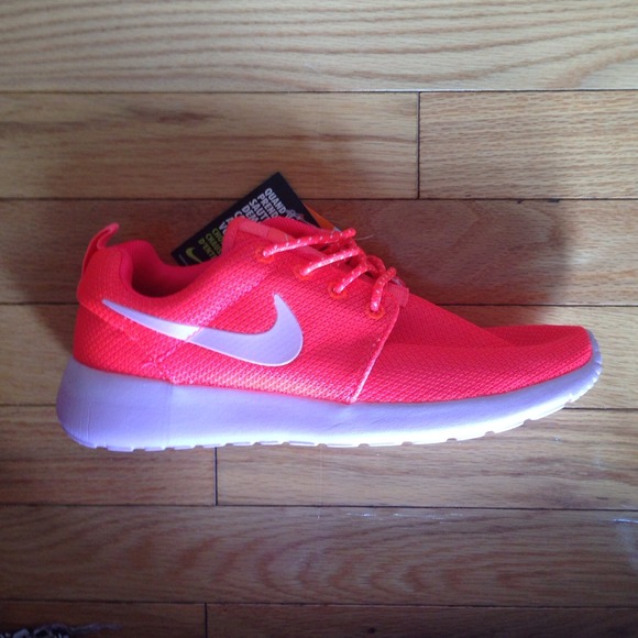 Coral Pink Nike Roshe Run | Deportivo | Zapatillas Coral Pink Nike Roshe Run | Deportivo | Zapatillas