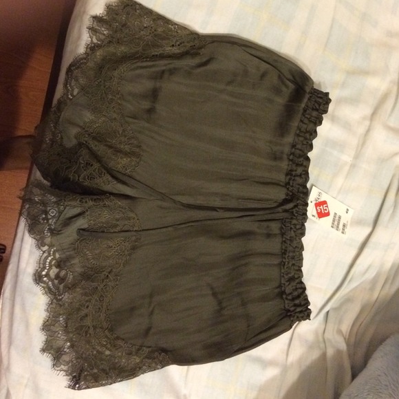 H&m Forrest green lace shorts