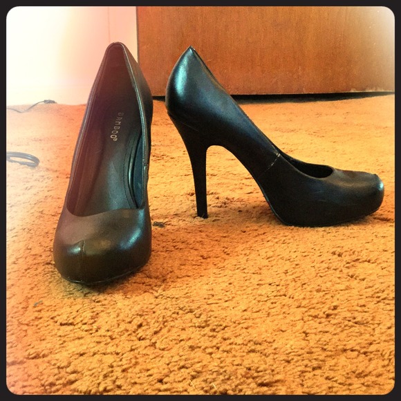Black pumps