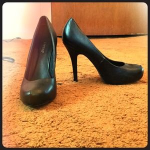 Black pumps