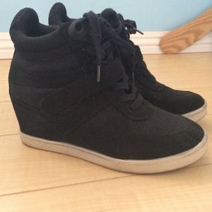 Black heel sneakers