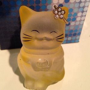 Gold ring with flower made of pearls