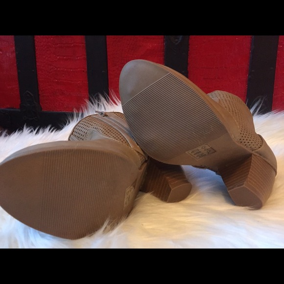 Booties 🌷 - Picture 2 of 4