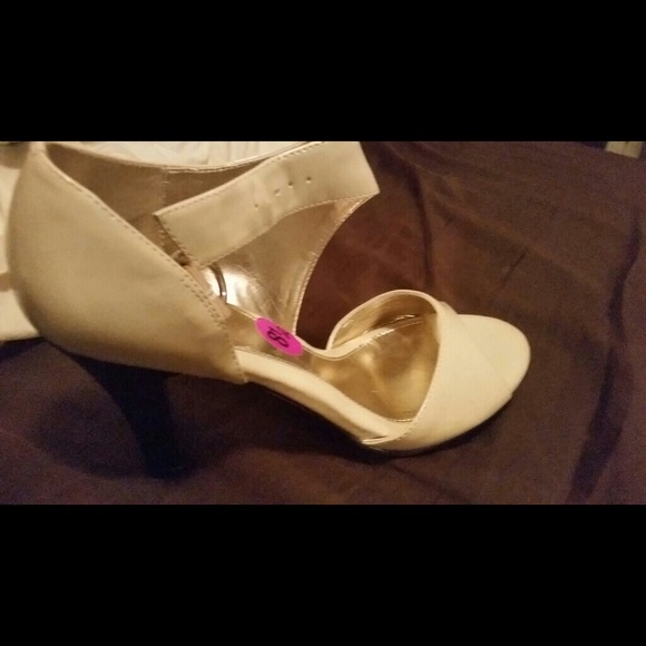 Tan heels - Picture 2 of 2