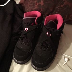 Tennis shoes