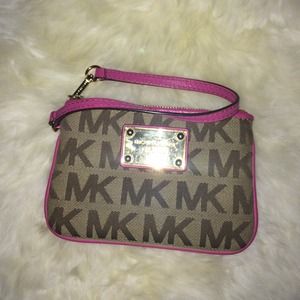 💗Michael kors wristlet💗