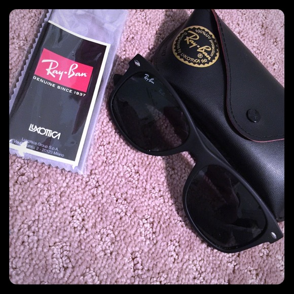 Black ray bans with case and wipe