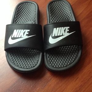 *PRICE REDUCED* Nike slides