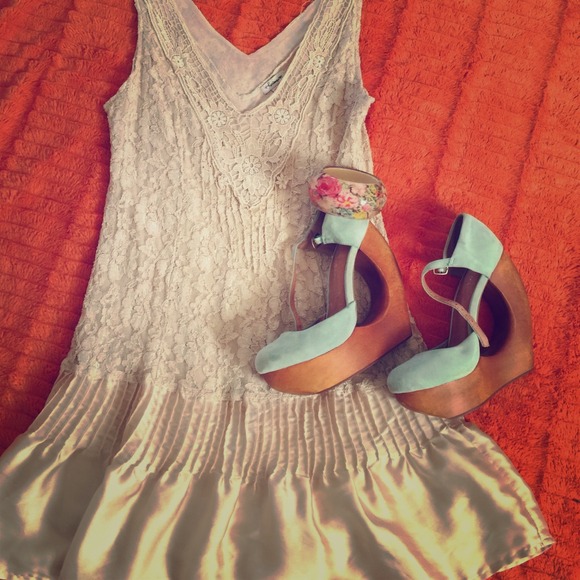 Tan lace top!⛔️sold⛔️