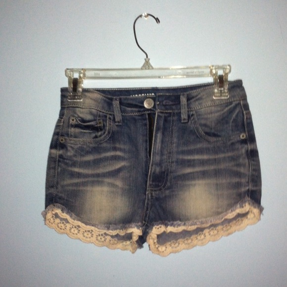 HIGH RISE CROCHET TRIM DENIM SHORTS!!