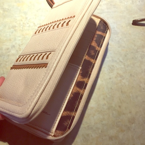 Jessica Simpson Wallet - Picture 1 of 4