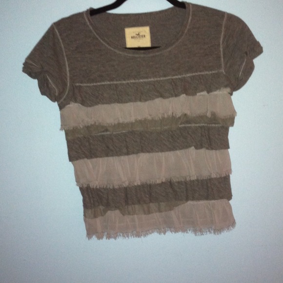 HOLLISTER CROPPED RUFFLE TSHIRT