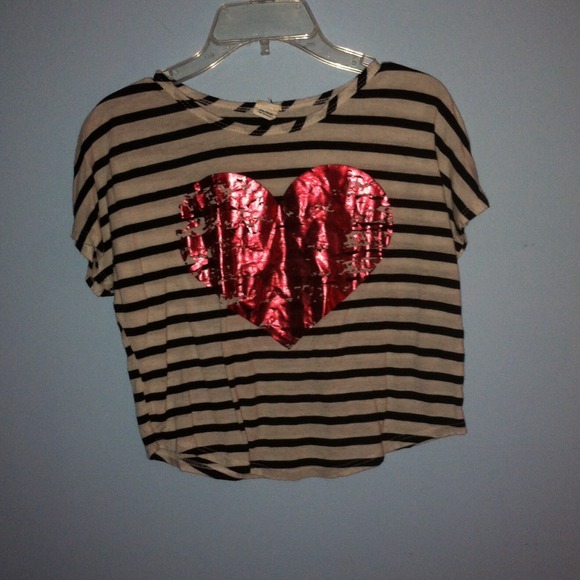 CROPPED HEART SRIPED GRAPHIC TEE!!!