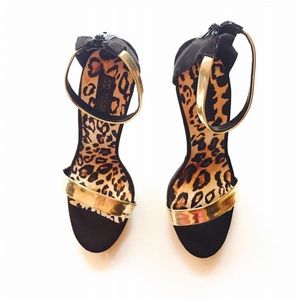 *SALE* | NWOT Gold & black heels