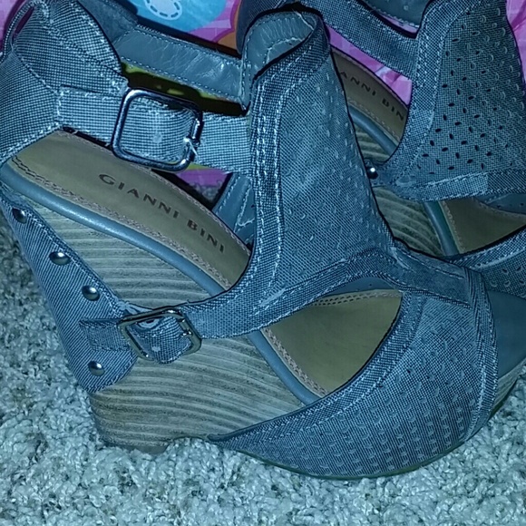 Giani bini gray buckle wedges!