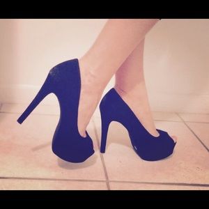 Open toed black Jessica Simpson pumps!