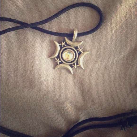 Opalescent moon phase necklace 💫