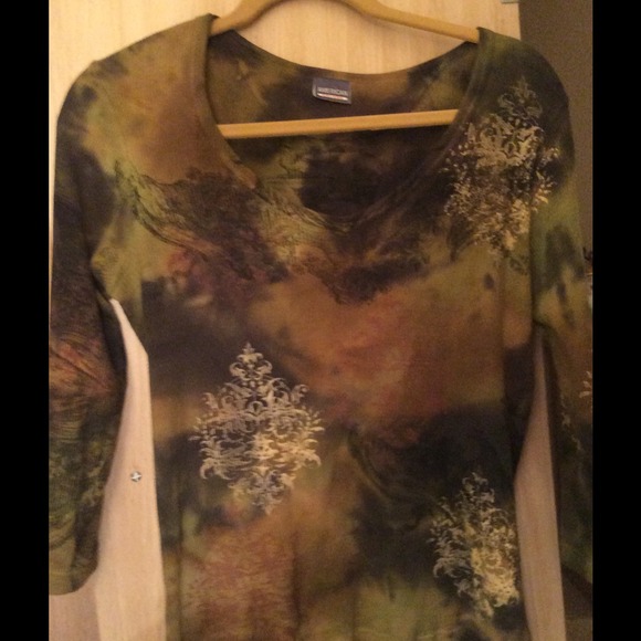 Soft tye dye knit 3 quarter sleeve. Very sexy